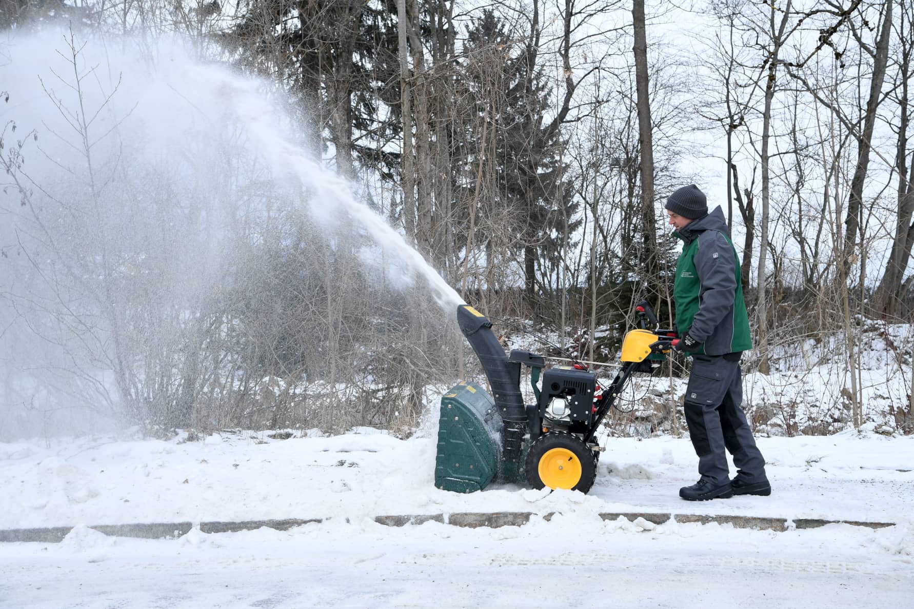 Winterdienst-Mitarbeiter beim Schneeräumen