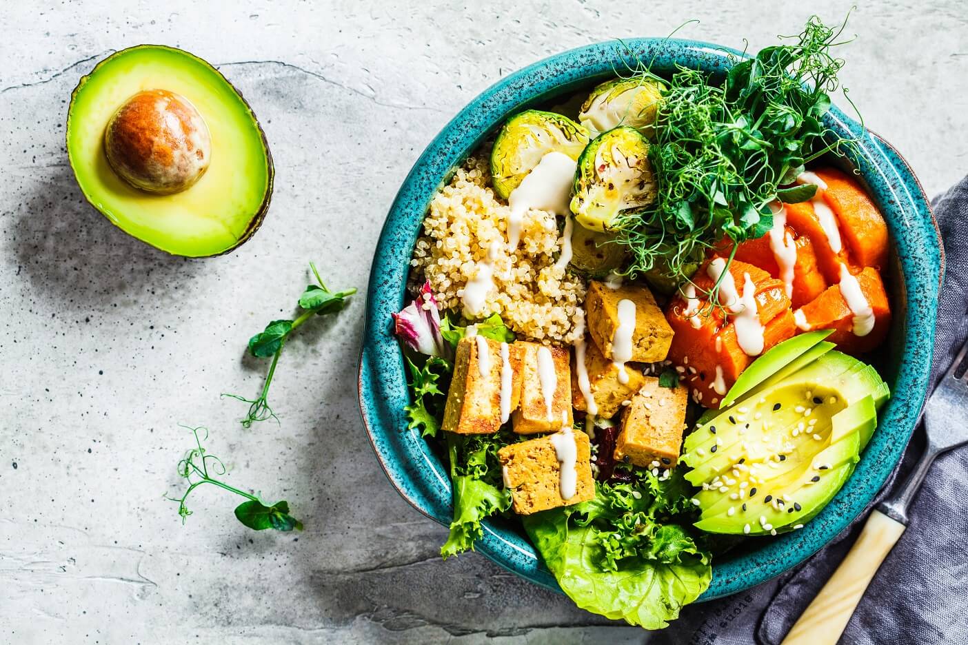 Schüssel mit Salat, Avocado und Tofu